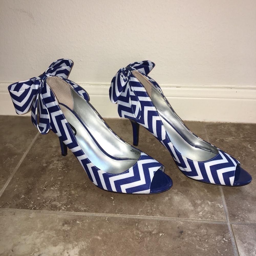 🎉HOST PICK🎉 Zigzag bow heels 💙 - Picture 5 of 7